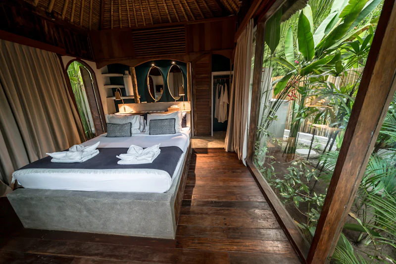 Bedroom with a glass wall opening onto a garden